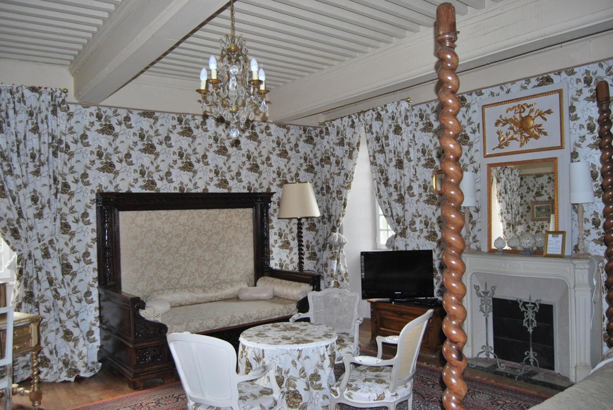 Chateau De Chantelauze Olliergues Ruang foto
